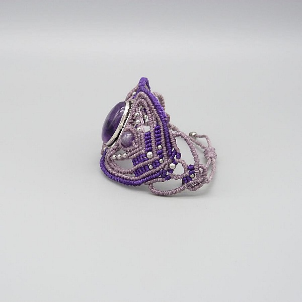 Bracelet en micro-macram&eacute; violet avec une am&eacute;thyste sertie