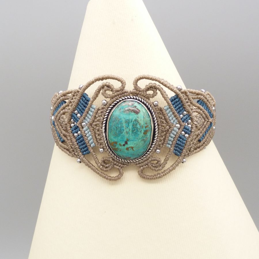 Bracelet en micro-macram&eacute; beige et bleu avec une chrysocolle sertie