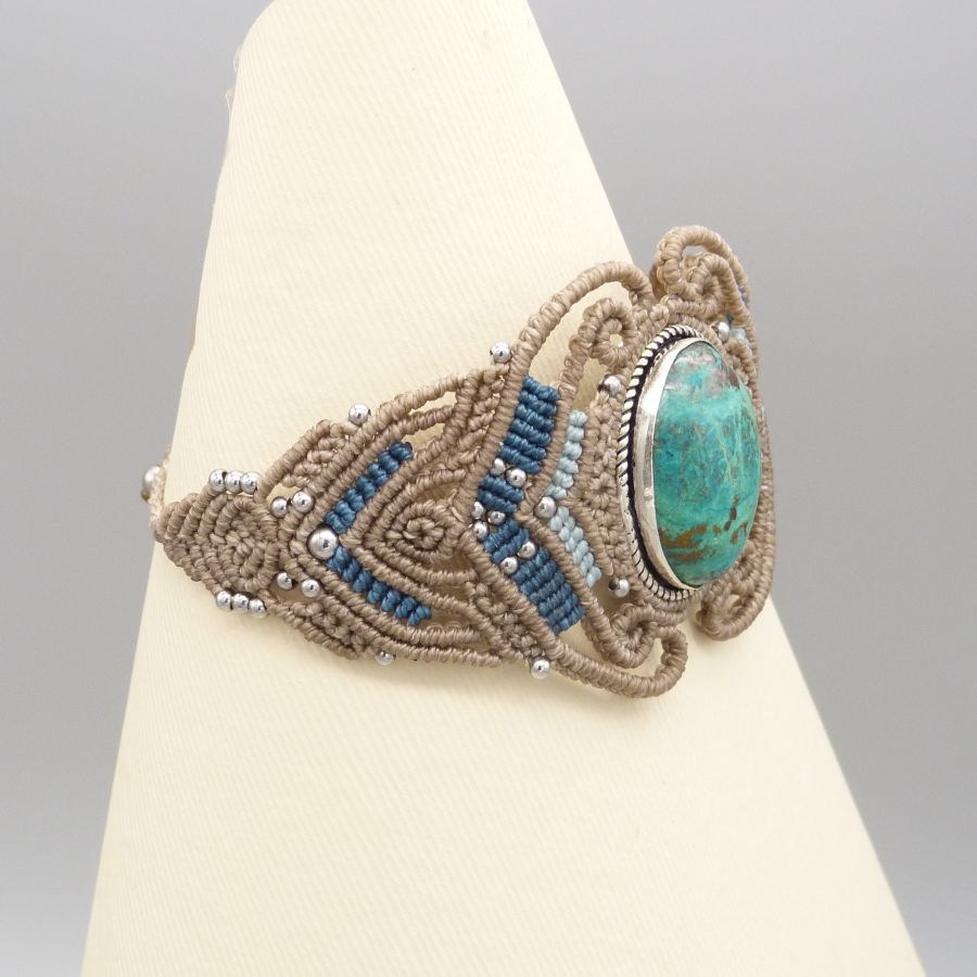 Bracelet en micro-macram&eacute; beige et bleu avec une chrysocolle sertie