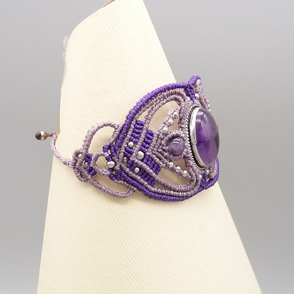 Bracelet en micro-macram&eacute; violet avec une am&eacute;thyste sertie