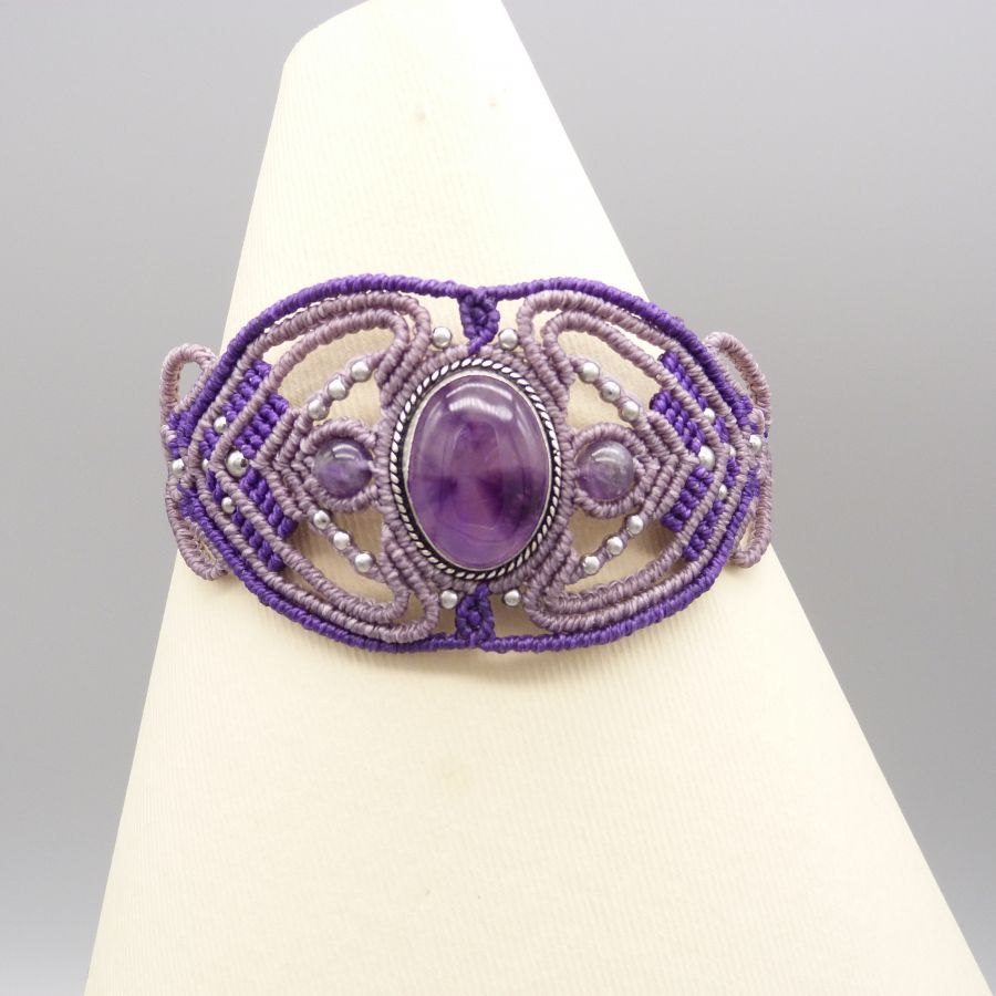 Bracelet en micro-macram&eacute; violet avec une am&eacute;thyste sertie