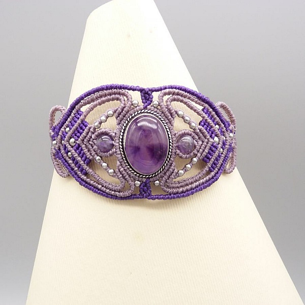 Bracelet en micro-macram&eacute; violet avec une am&eacute;thyste sertie