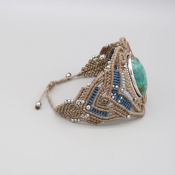 Bracelet en micro-macram&eacute; beige et bleu avec une chrysocolle sertie