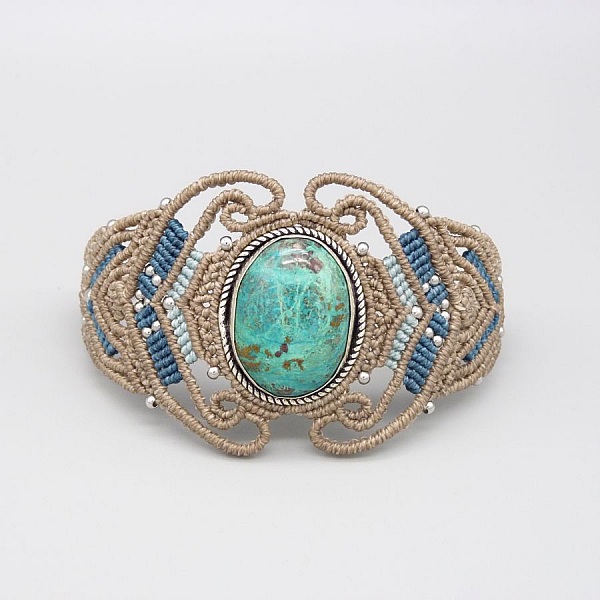 Bracelet en micro-macram&eacute; beige et bleu avec une chrysocolle sertie