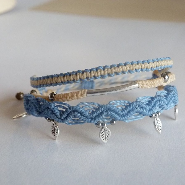 Bracelet multi-rangs 3 en 1 bleu pastel et cr&egrave;me en micro-macram&eacute;  