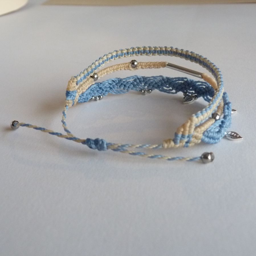 Bracelet multi-rangs 3 en 1 bleu pastel et cr&egrave;me en micro-macram&eacute;  
