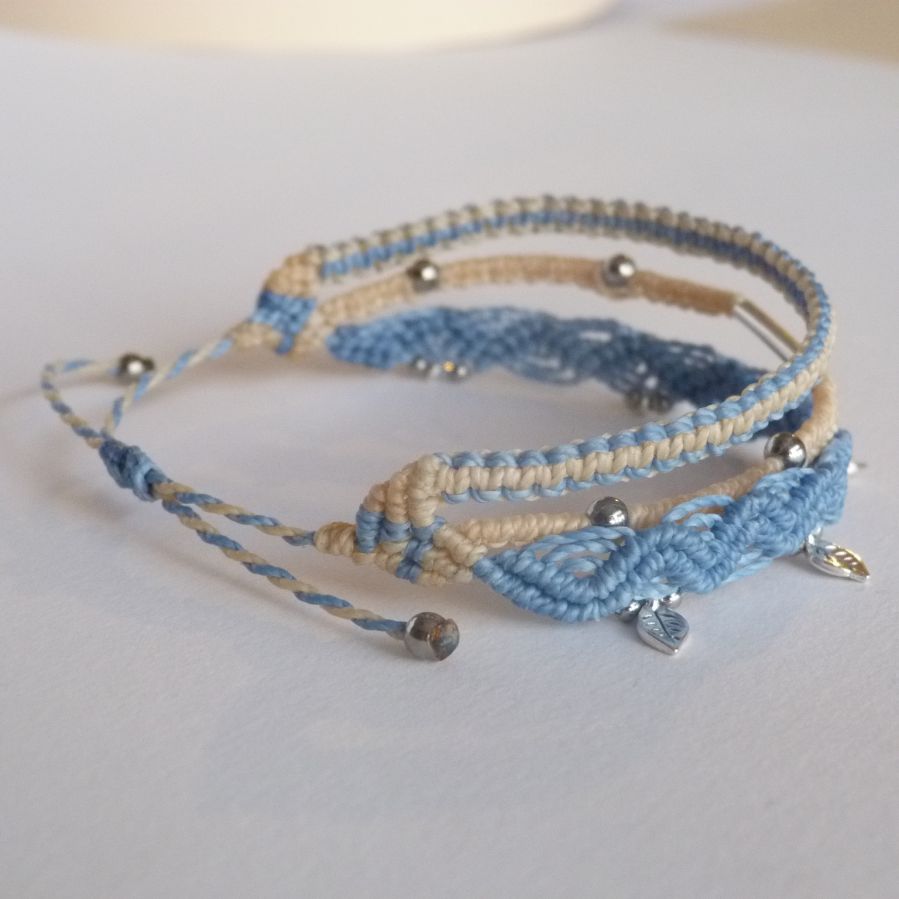 Bracelet multi-rangs 3 en 1 bleu pastel et cr&egrave;me en micro-macram&eacute;  