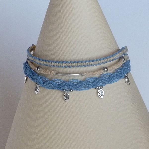 Bracelet multi-rangs 3 en 1 bleu pastel et cr&egrave;me en micro-macram&eacute;  