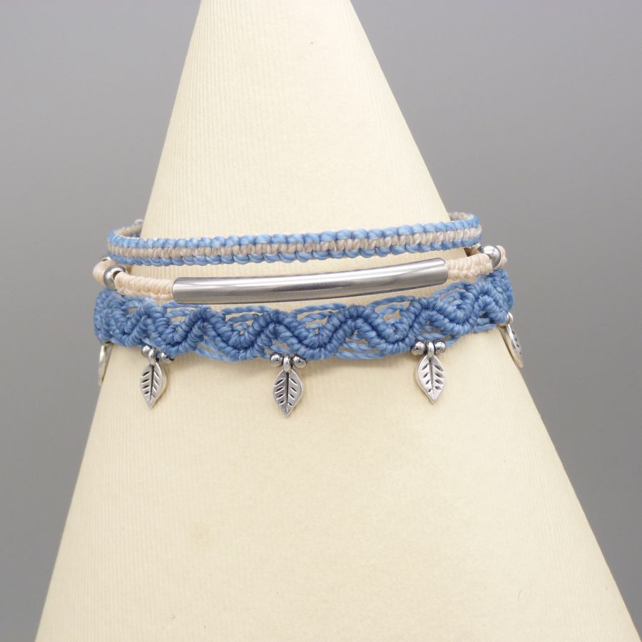 Commande personnalis&eacute;e : Bracelet multi-rangs et chevill&egrave;re assortie en micro-macram&eacute; bleu pastel et sable