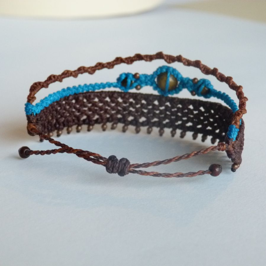 Bracelet en macramé artisanal marron et bleu avec perles.