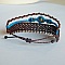 Bracelet en macramé artisanal marron et bleu avec perles.
