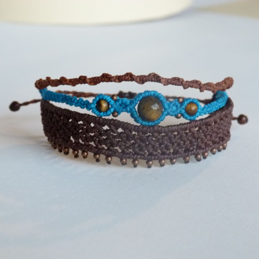 Bracelets artisanaux en macramé avec perles en œil de tigre.