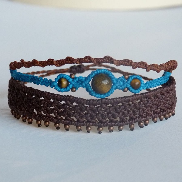 Bracelets artisanaux en macramé avec perles en œil de tigre.