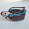 Bracelet en macramé marron et bleu avec perles décoratives.