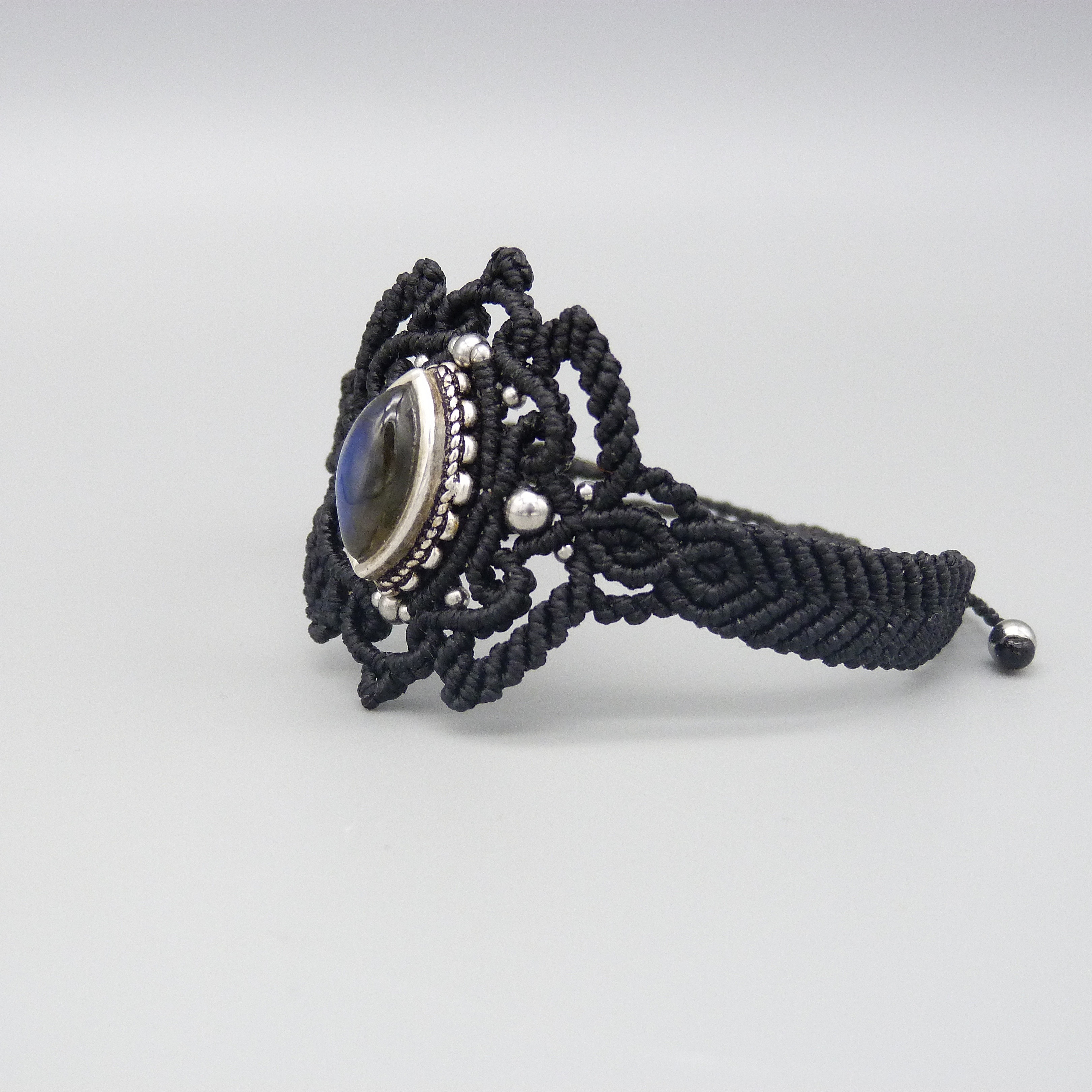 Bracelet noir en micro-macram&eacute;  avec labradorite sertie