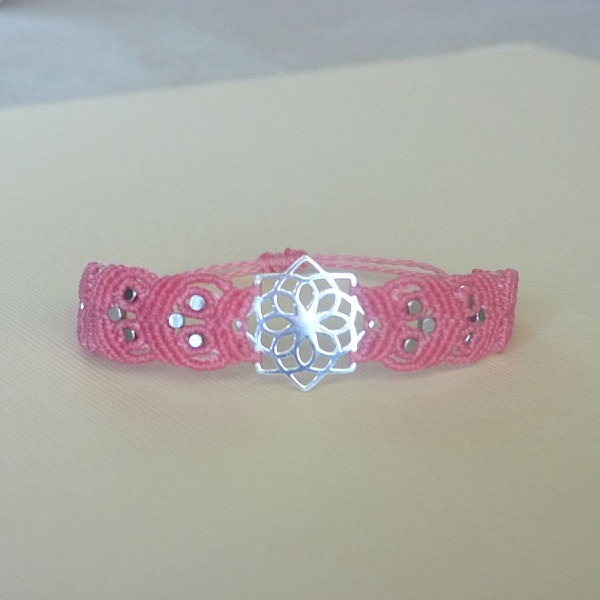 Bracelet rose en micro-macram&eacute; avec un intercalaire en argent