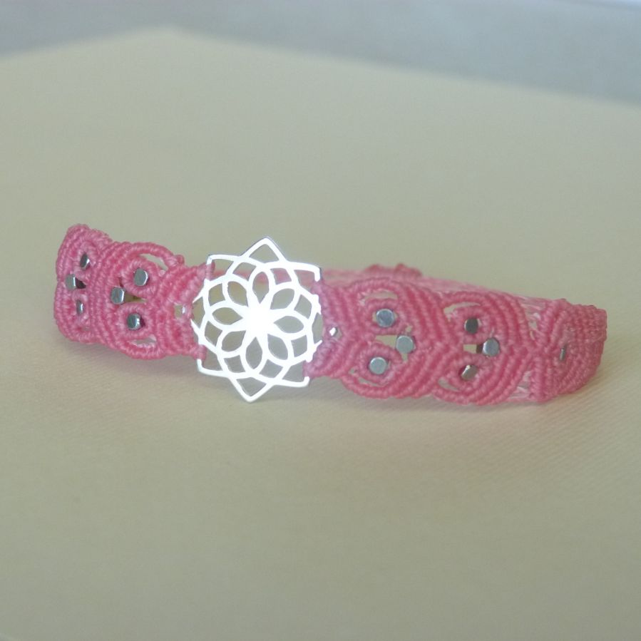 Bracelet rose en micro-macram&eacute; avec un intercalaire en argent