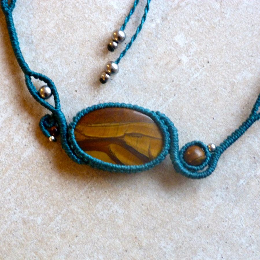 Collier en micro-macram&eacute; bleu canard avec une pierre naturelle, l'oeil de tigre