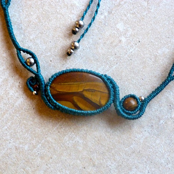 Collier en micro-macram&eacute; bleu canard avec une pierre naturelle, l'oeil de tigre