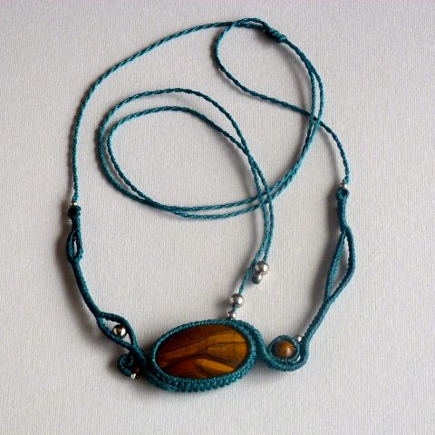 Collier en micro-macram&eacute; bleu canard avec une pierre naturelle, l'oeil de tigre