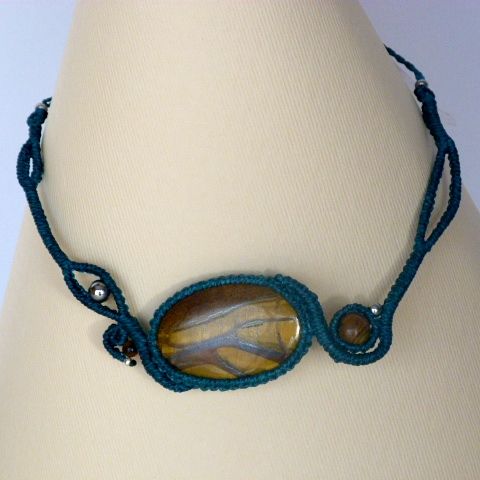 Collier en micro-macram&eacute; bleu canard avec une pierre naturelle, l'oeil de tigre