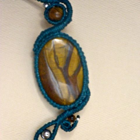 Collier en micro-macram&eacute; bleu canard avec une pierre naturelle, l'oeil de tigre
