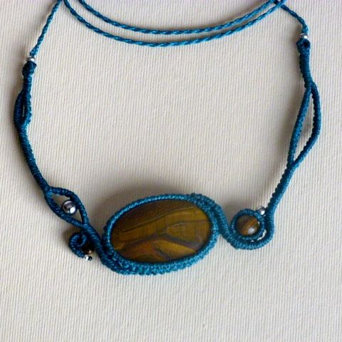 Collier en micro-macram&eacute; bleu canard avec une pierre naturelle, l'oeil de tigre