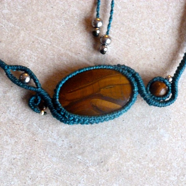 Collier en micro-macram&eacute; bleu canard avec une pierre naturelle, l'oeil de tigre