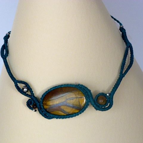 Collier en micro-macram&eacute; bleu canard avec une pierre naturelle, l'oeil de tigre