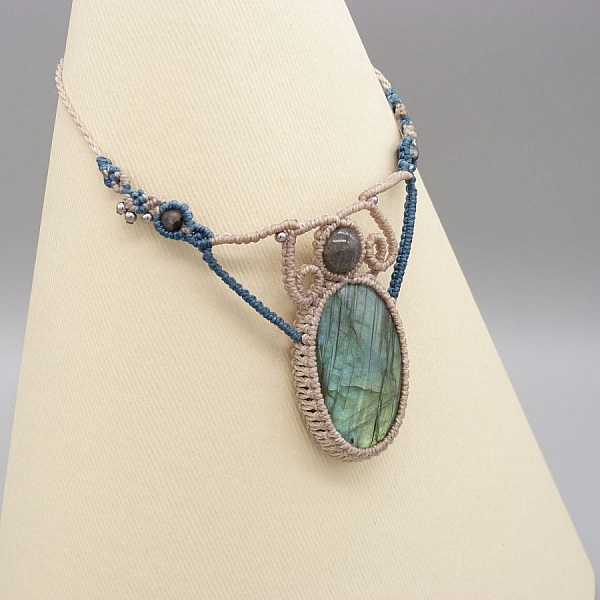 Collier beige en micro-macram&eacute; avec une labradorite