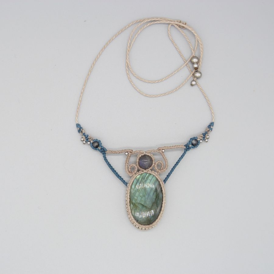 Collier beige en micro-macram&eacute; avec une labradorite