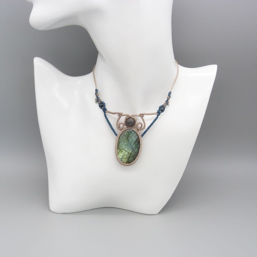 Collier beige en micro-macram&eacute; avec une labradorite