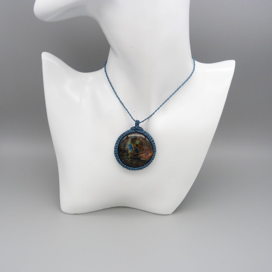 Collier bleu canard en micro-macram&eacute; avec une labradorite