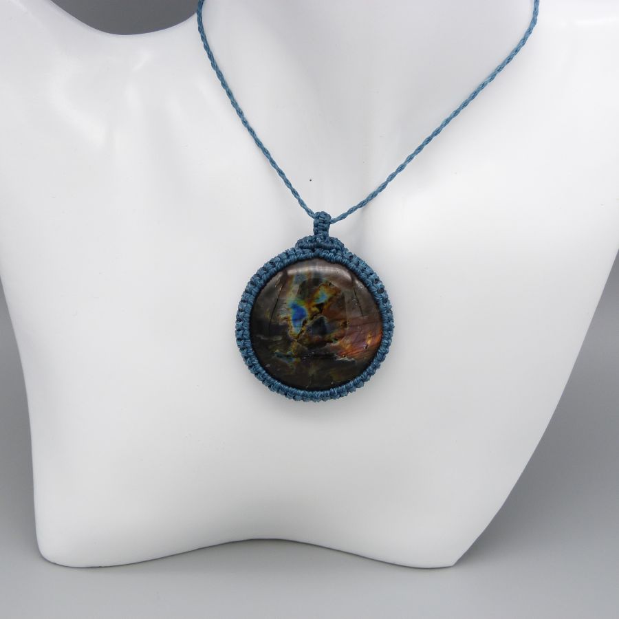 Collier bleu canard en micro-macram&eacute; avec une labradorite