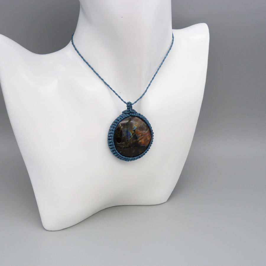Collier bleu canard en micro-macram&eacute; avec une labradorite