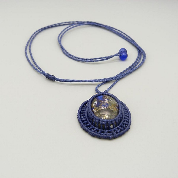 Collier bleu foncé en micro-macramé avec cabochon en pierre.