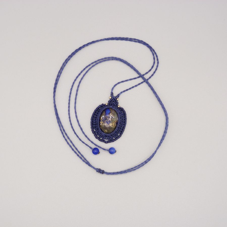 Collier bleu foncé en micro-macramé avec cabochon en pierre.