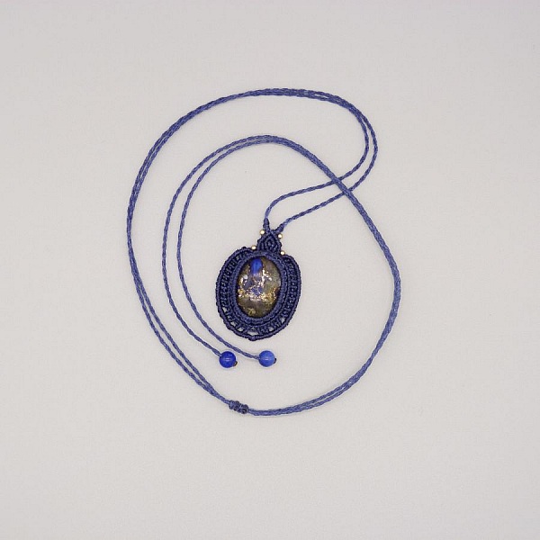Collier bleu foncé en micro-macramé avec cabochon en pierre.