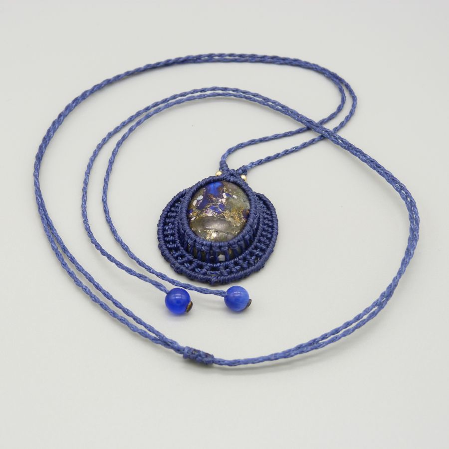 Collier bleu foncé en micro-macramé avec cabochon en pierre.