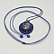 Collier bleu foncé en micro-macramé avec cabochon en pierre.