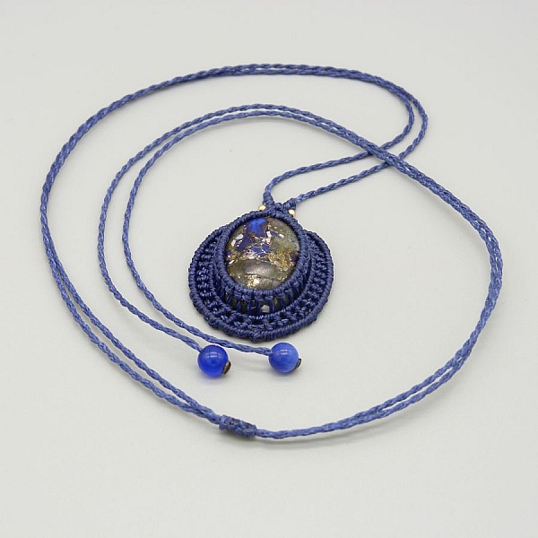 Collier bleu foncé en micro-macramé avec cabochon en pierre.