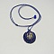 Collier bleu foncé en micro-macramé avec cabochon en pierre.