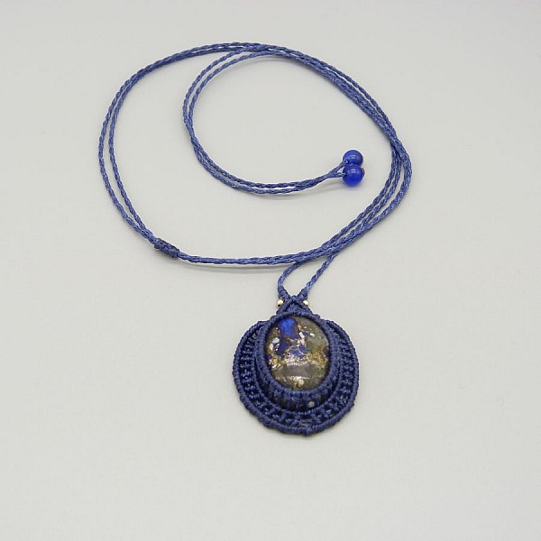 Collier bleu foncé en micro-macramé avec cabochon en pierre.