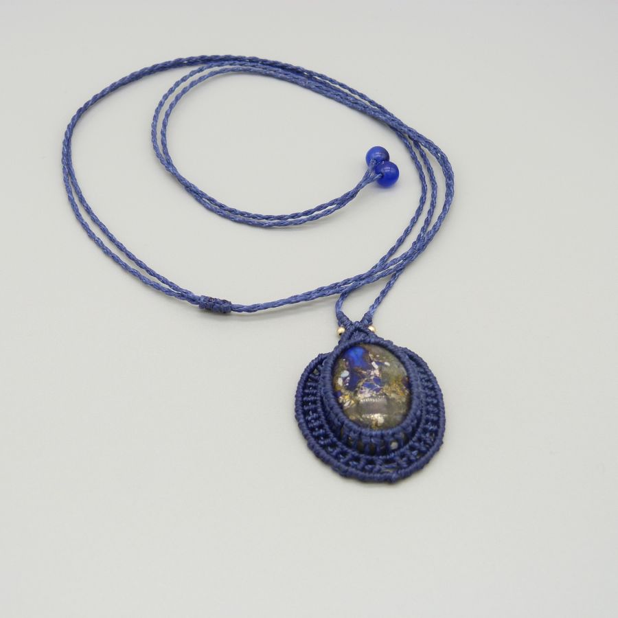 Collier bleu foncé en micro-macramé avec cabochon en pierre.