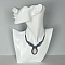 Collier bleu/gris en micro-macram&eacute; avec un quartz rose 