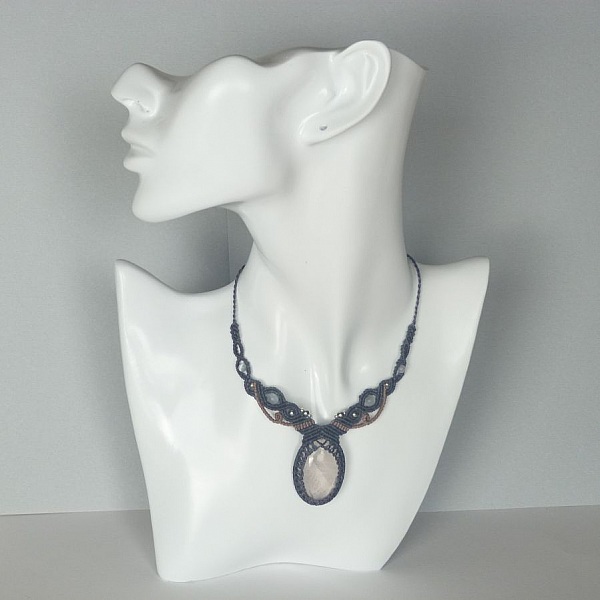 Collier bleu/gris en micro-macram&eacute; avec un quartz rose 