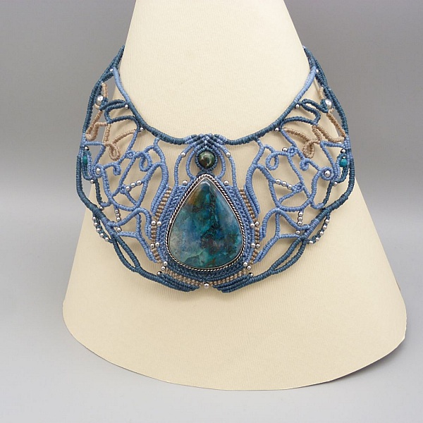 collier bleu en micro-macram&eacute; avec cabochon en apatite