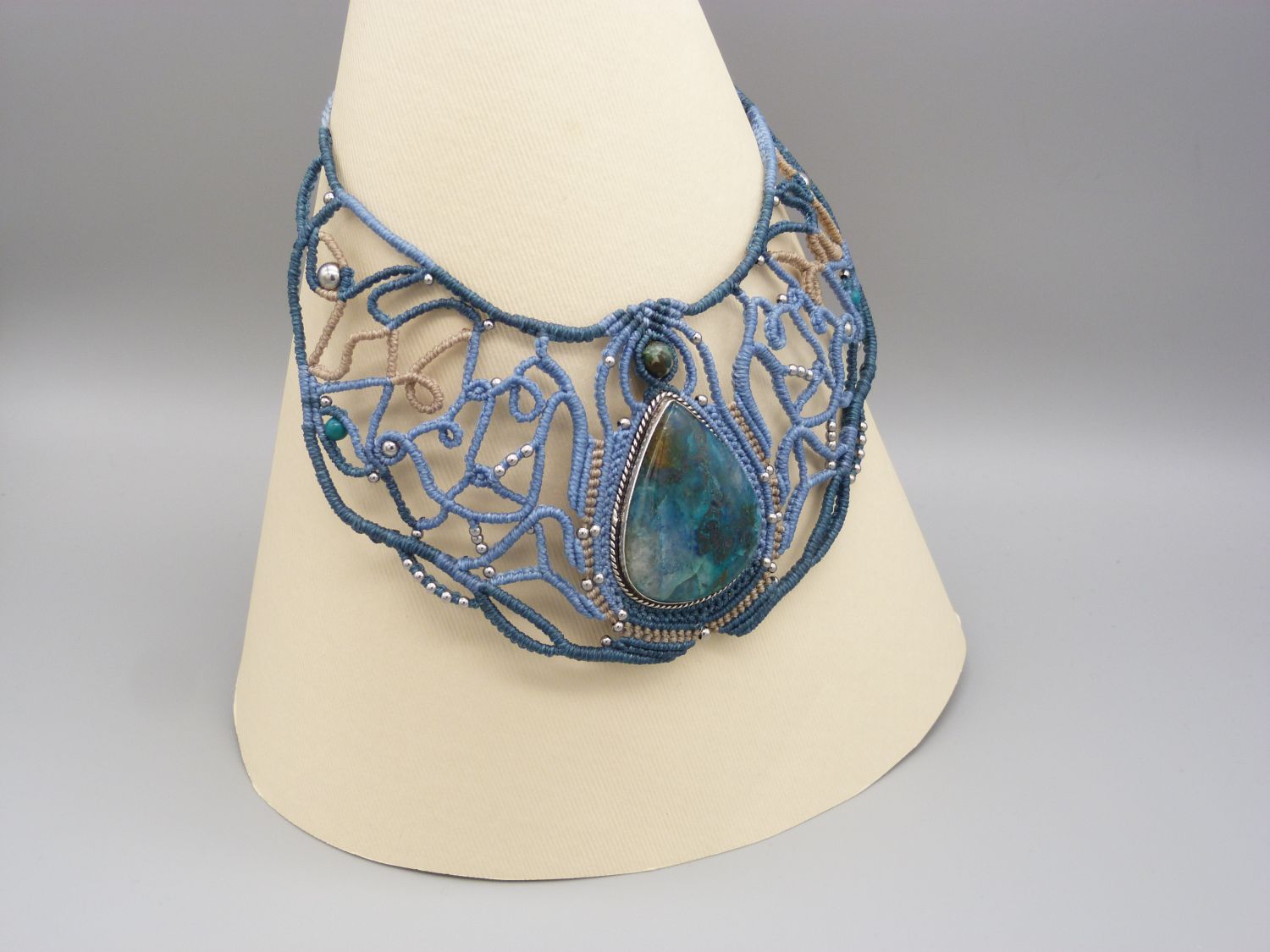 collier bleu en micro-macram&eacute; avec cabochon en apatite