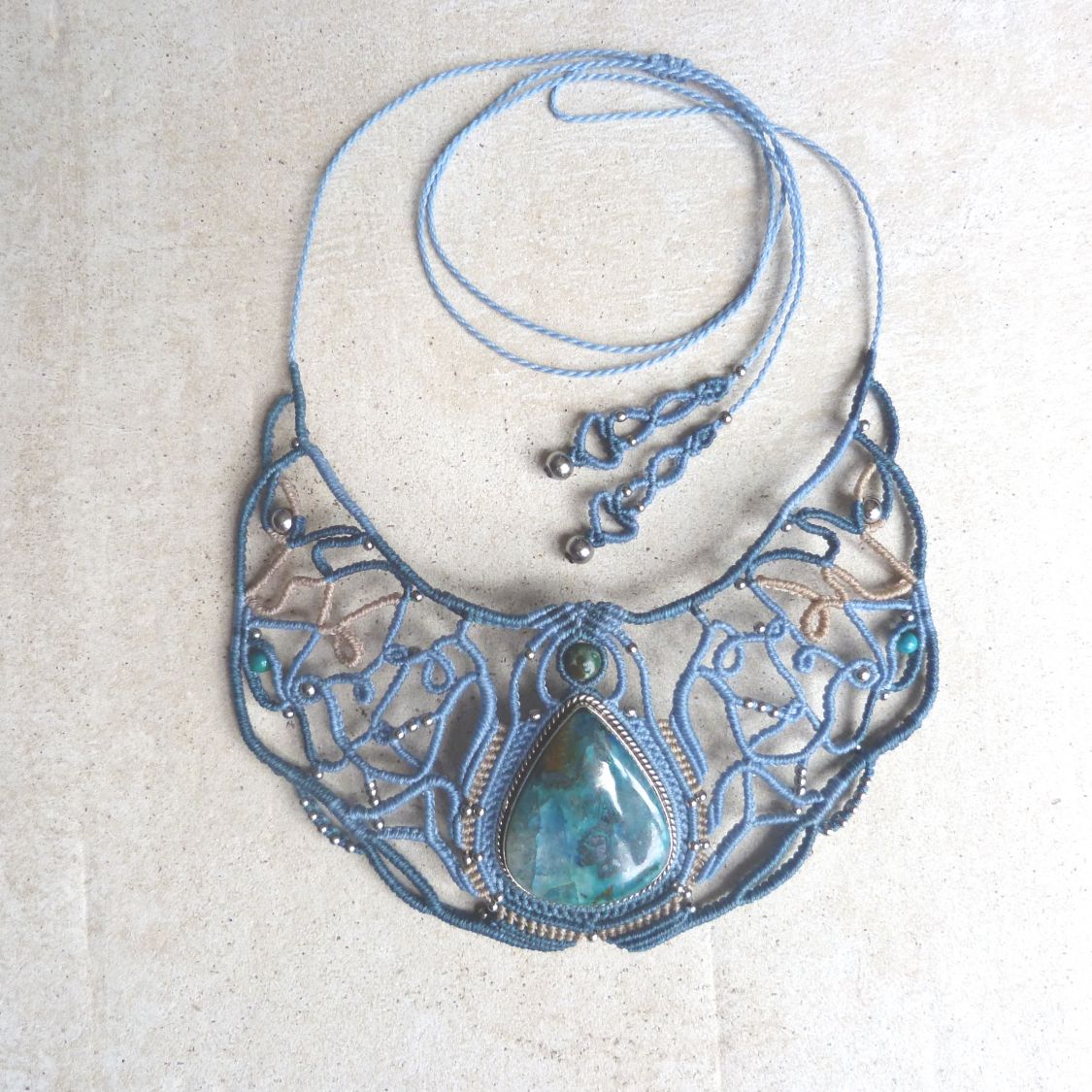 collier bleu en micro-macram&eacute; avec cabochon en apatite