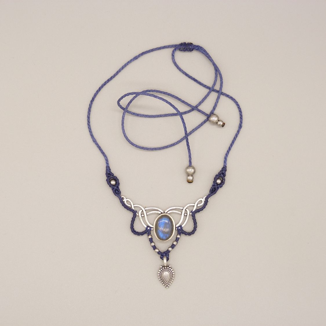 Collier bleu nuit  en micro-macram&eacute;  avec une labradorite sertie